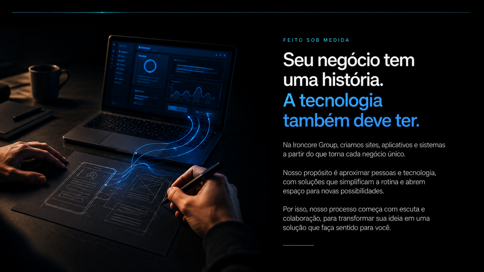 Profissional desenhando a interface de um aplicativo ao lado de um notebook com painel digital.